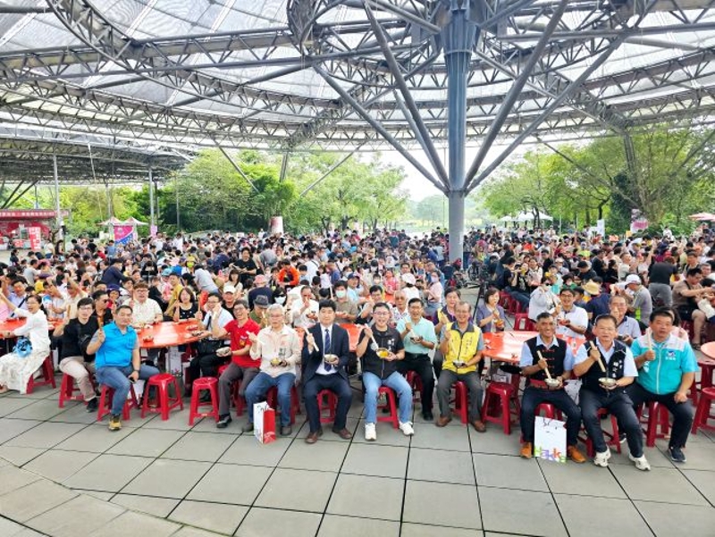 千人共下打粢粑六堆秋收祭開幕式，千人打粢粑合影