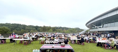 大家共同品嚐109年賞菊健行活動藏茶