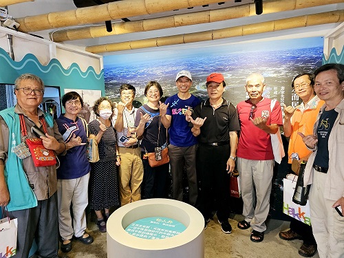 展區合影(左起雲林縣崙背鄉公所廖坤猛秘書、劉敏華客語薪傳師、劉鎮輝助理教授、劉育玲榮譽顧問、何金樑主任、有機書店林玉光副店長、茄冬文史協會楊景謀理事長、六堆忠義聯盟鍾振斌、劉晉坤站長)