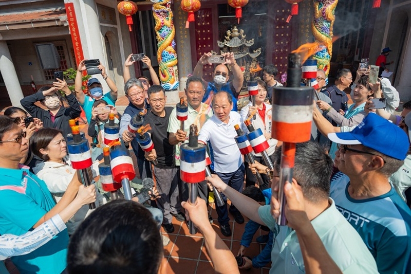 聖火引燃典禮為第61屆六堆運動會揭開序幕，由宋貴龍主秘、謝勝信主任、李昀芳代理處長將母火傳遞給各鄉區代表