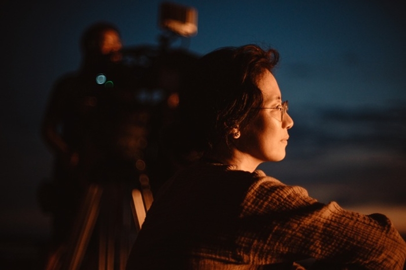 徐麗雯身兼《小包袱》導演與編劇,以細膩視角刻畫母女關係及長照議題,並同時入圍第61屆金鐘獎導演獎與編劇獎。