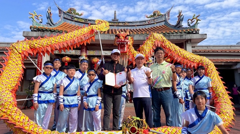 聖火引燃典禮為第61屆六堆運動會揭開序幕，頒發感謝狀給佳冬國小舞獅隊(左起陳俊毓校長、謝勝信主任、張鑑堂校長)