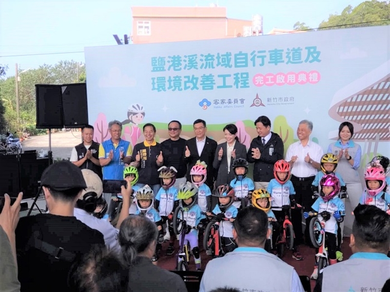 細人仔騎滑步車表演