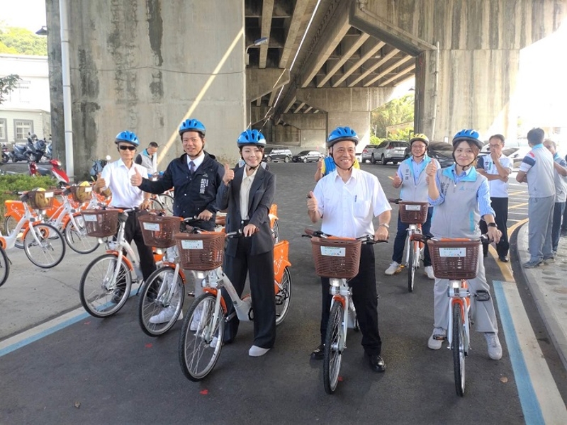 客委會范佐銘副主委(右2)與新竹市長代理市長邱臣遠(左2)等人一起騎乘自行車