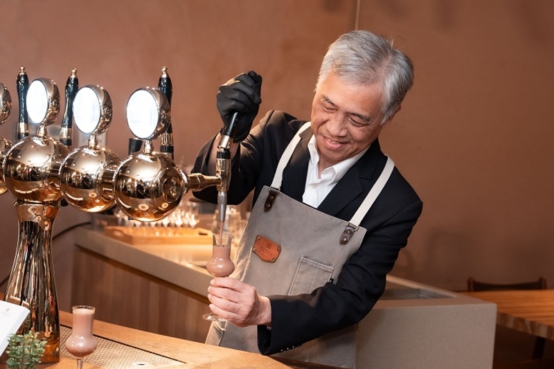 范副主委製作東方美人茶巧克力氮氣冰飲
