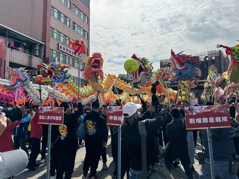 由苗栗縣各社團所組成的15隊舞龍陣頭，齊聚玉清宮前廣場舉行祥龍點睛儀式
