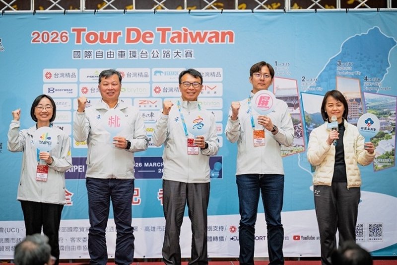 左起臺北市體育局游竹萍局長、桃園市體育局邱世源主秘、高雄市運發局侯尊堯局長、屏東縣體發中心黃柏翰主任、客委會廖育珮副主委共同邀請全民為環台賽加油(照片來源：國際自由車環台賽)
