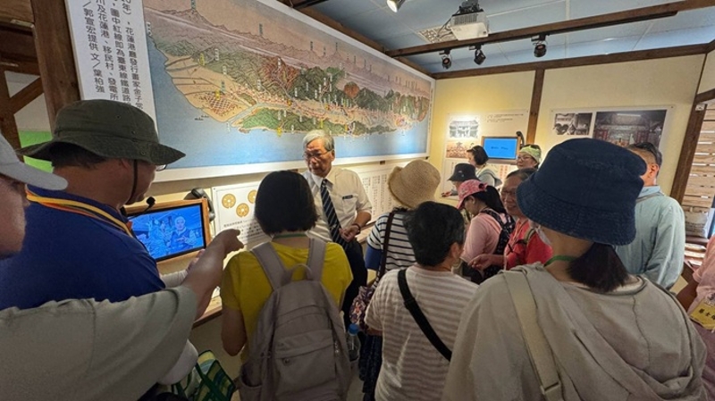 客家鐵路人驚喜現身展場為遊客導覽
