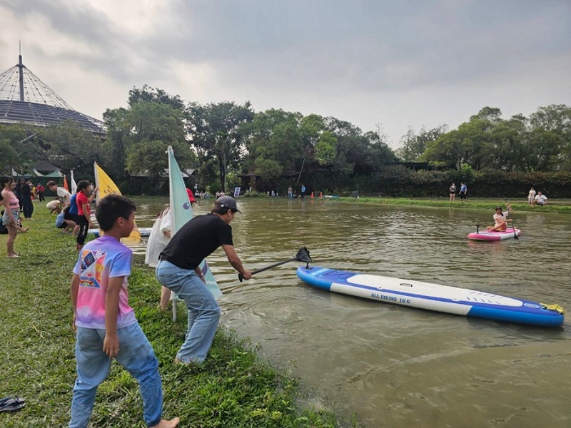 六堆文化園區懷舊體驗客庄田園童時樂趣，民眾與藝人接力完成SUP賽事