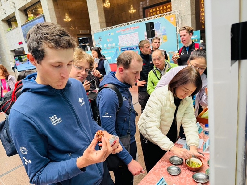 廖副主委熱情邀請選手品嘗客庄在地美食，並親自體驗「磨擂茶」