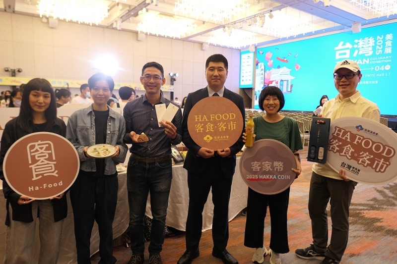 邱副主委(右3)與企業結盟植宿及土然巧克力專門店業者合照