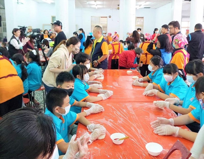 獅潭鄉內4所國中小學生,共同參與傳統新丁粄印製與彩繪教學,了解其文化意涵