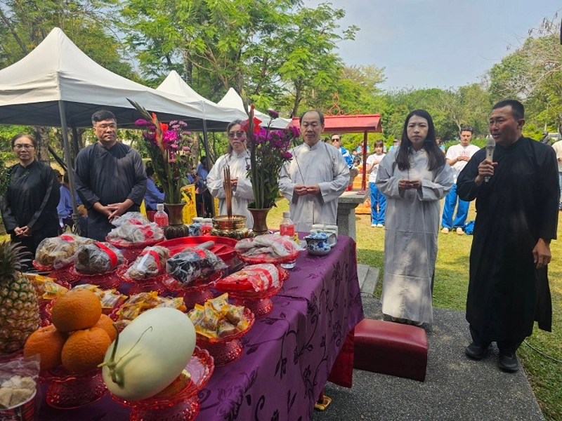 二月二伯公生 六堆蓋鬧熱，由謝勝信主任帶領駐村小隊藝人及在地學童一起祭祀伯公