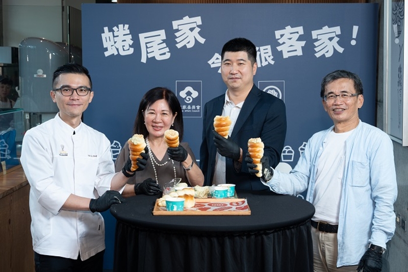 蜷尾家麵包研發師傅武子靖指導貴賓製作客家風味「擂茶螺雷麵包」