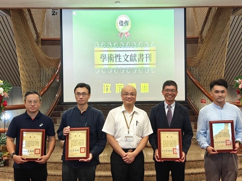 客委會客發中心出版品榮獲「114年度出版文獻書刊獎優等獎及佳作佳績」，各單位獲獎代表合影