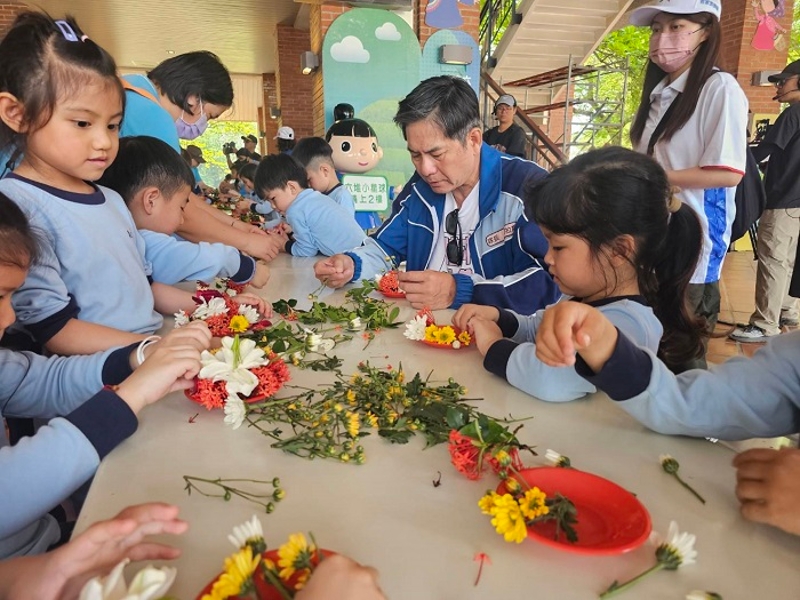 二月二伯公生 六堆蓋鬧熱，客家電視臺駐村小隊藝人洪都拉斯與學童一起疊盤花