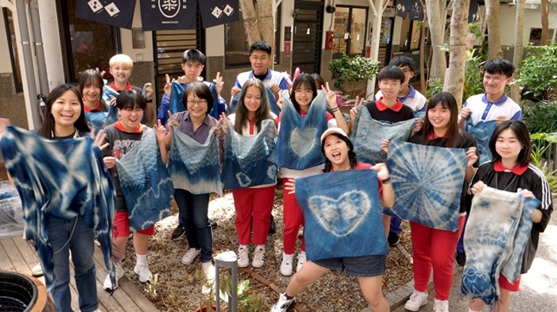 《練習生,衝一波!》主持人李穎珍(珍珍姐姐)深入校園與學生一同體驗、探索客庄文化(照片來源:客家電視台提供)
