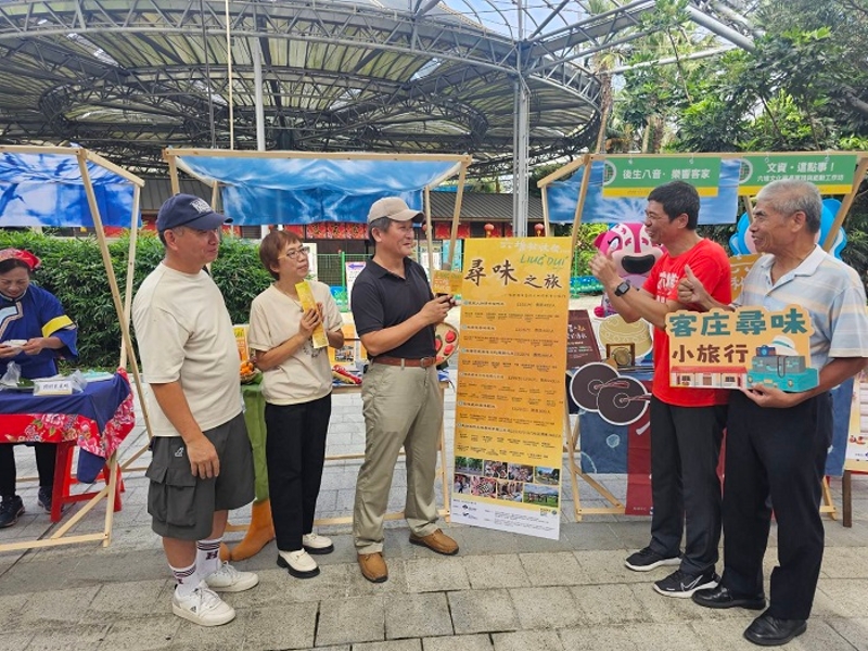 六堆秋收祭 十年有成,由溫仲良執行理事分享秋收祭客庄小旅行遊程