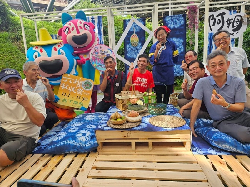 六堆秋收祭十年有成,貴賓體驗野餐(左起黃日禓村長、楊景謀常務理事、簡民雄副主任、何金樑主任、劉榮招美食達人、劉仕彩委員、黃啓仁委員、丁澈士理事長、邱善寧科長)