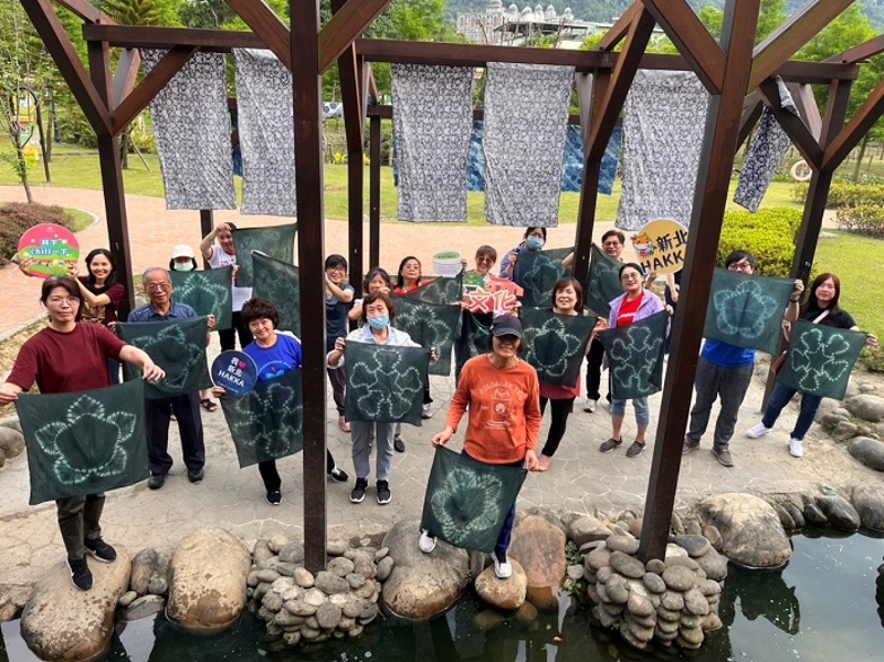 民眾體驗傳統藍染工藝，製作專屬作品。