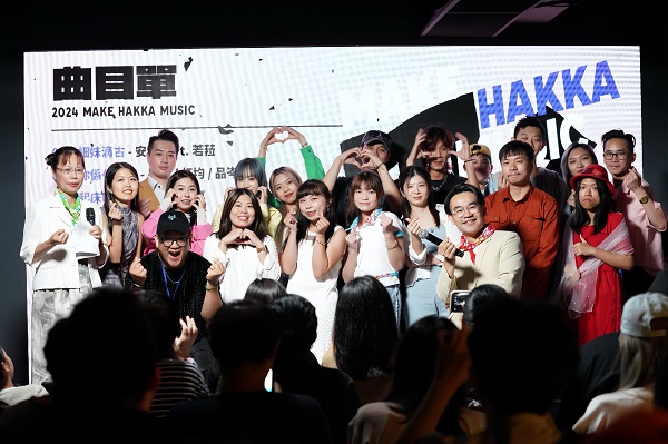 北市客委會主委周羿希於成果發表會與學員們合影