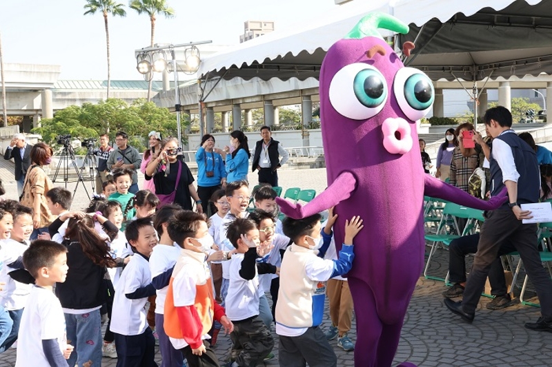 紫絲瓜與現場小朋友互動