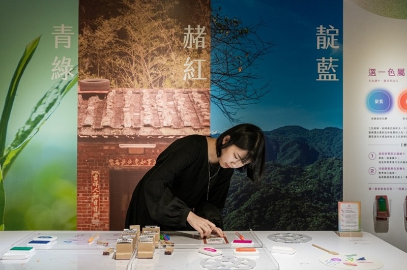 快到新北市客家文化園區，製作出屬於你的色彩書籤或是明信片！