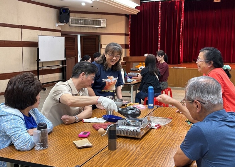 民眾開心體驗手烘咖啡豆，感受咖啡迷人香氣。