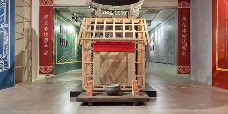 客家伯公特展重建新屋「貝殼伯公廟」，再現沿海客家居民運用自然資源打造的特色信仰空間。
