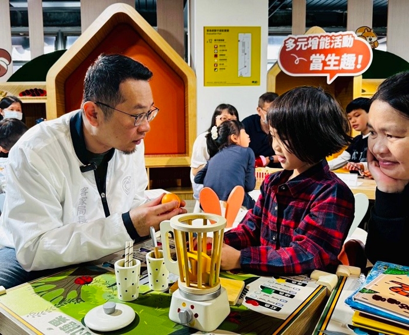 范姜泰基局長與續優客語家庭，運用現場六大主題情境及道具，搶先體驗講客拍片樂趣